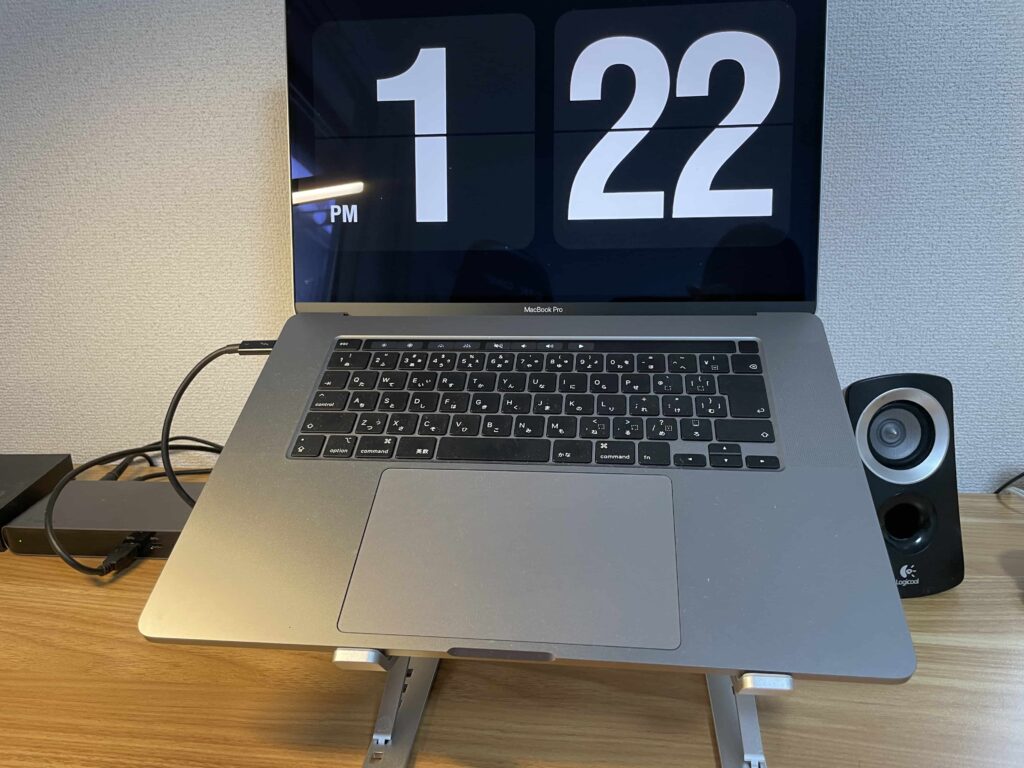 SanquuノートパソコンスタンドとMacBook