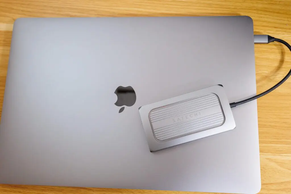 【美品セット】MacBook Air箱付＋純正マウス＆USBハブ付 美品セット】MacBook Air箱付＋純正マウス＆USBハブ付