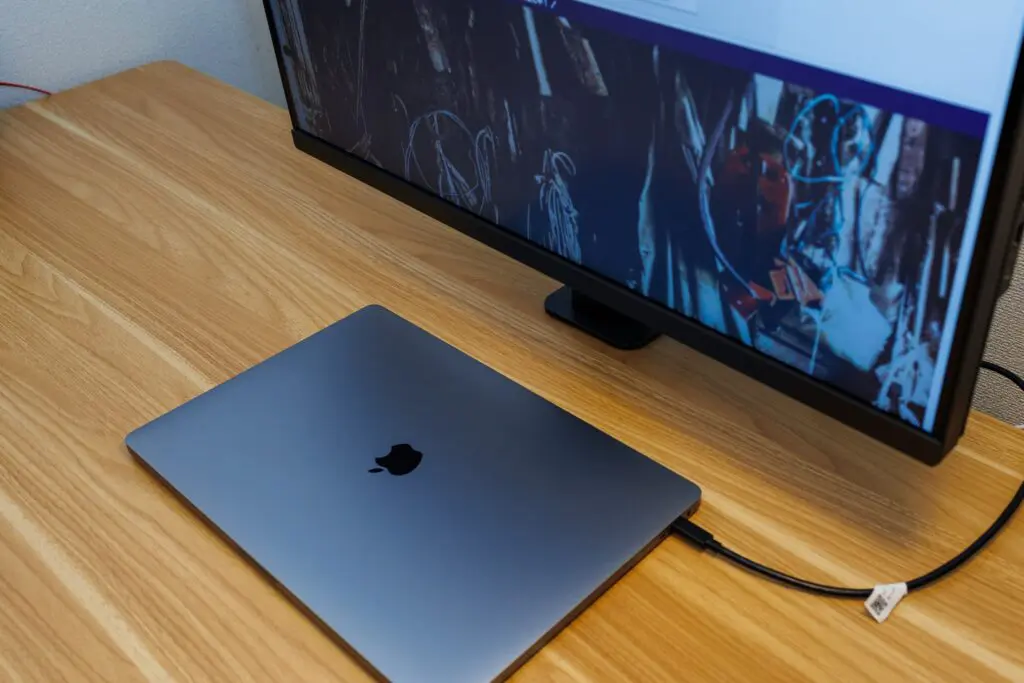 BenQ PD2705UA モニターアーム付属4Kモニター 独自設計のモニターアームが便利。色精度が高いデザイナー向け