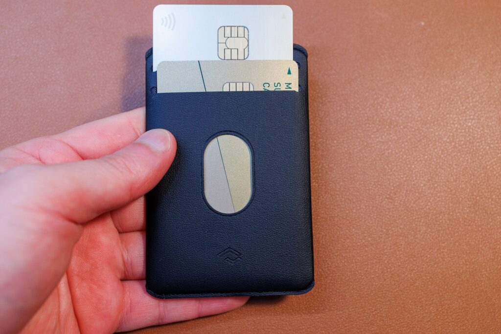PITAKA MagEZ Card Sleeve 3のクレジットカード2枚収納