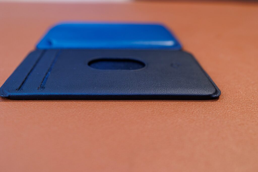 PITAKA MagEZ Card Sleeve 3とMagSafe対応iPhoneレザーウォレットとの比較
