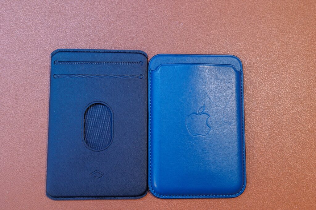 PITAKA MagEZ Card Sleeve 3とMagSafe対応iPhoneレザーウォレットとの比較
