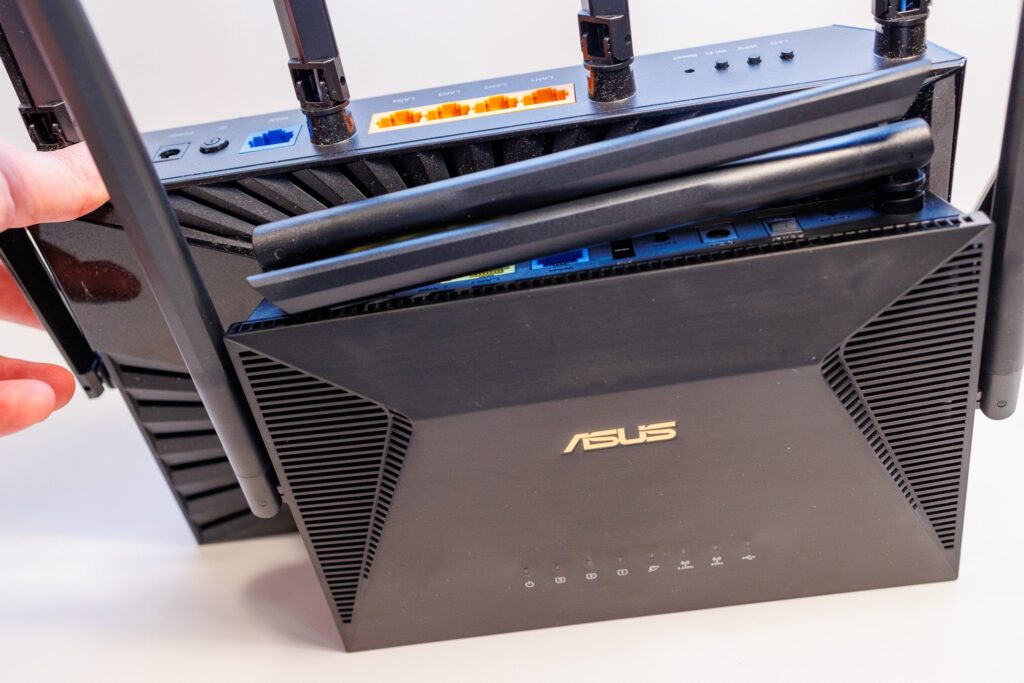 ASUS RT-AX1800Uの筐体