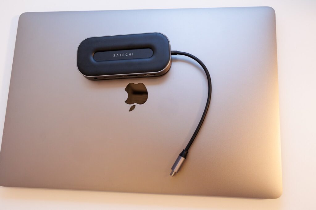 Satechi USB4 6-in-1マルチハブとMacBook