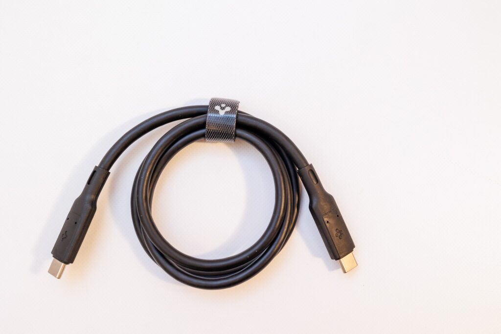 Spigen Thunderbolt 4 対応 USB4 ケーブル