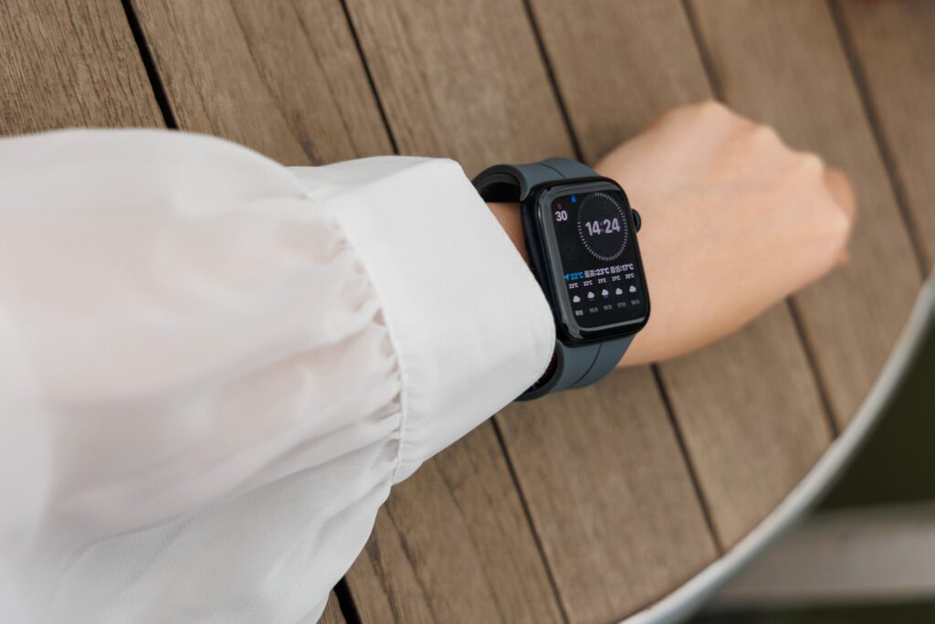 Esalta シリコン マグネバックル for Apple Watch女性モデル着用例