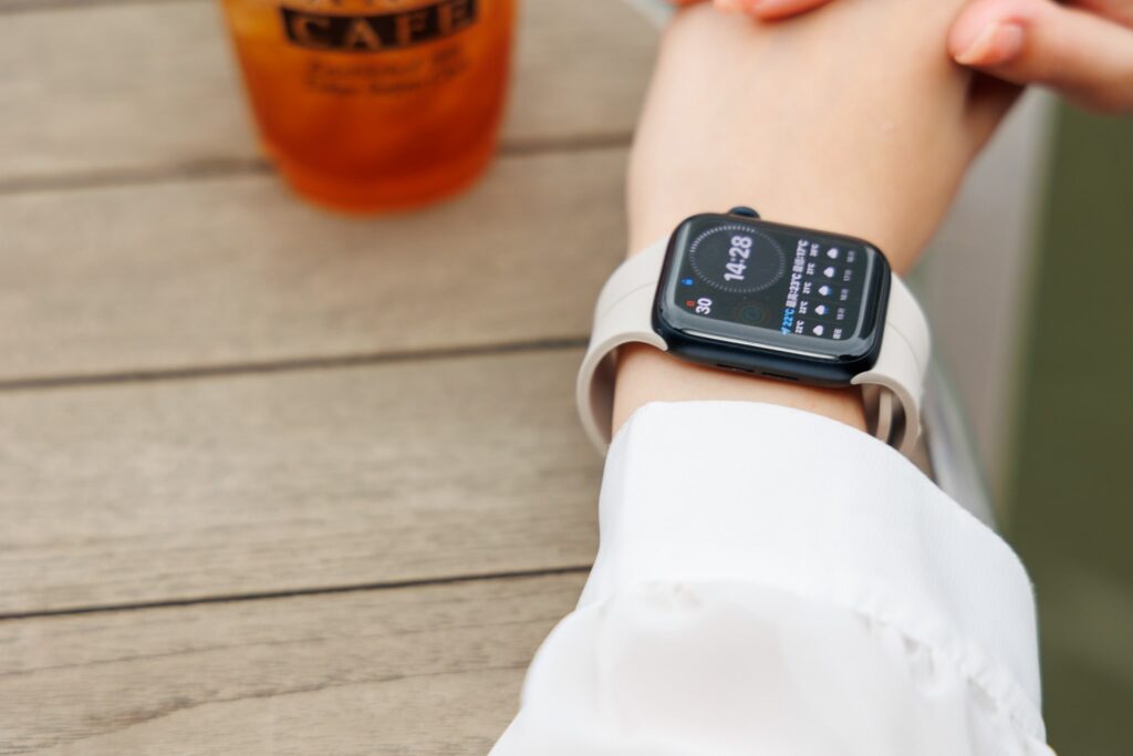 Esalta シリコン マグネバックル for Apple Watch女性モデル着用例