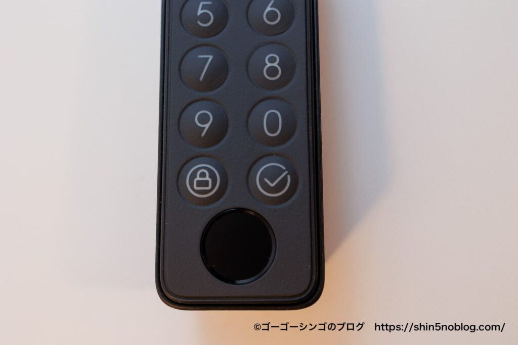 SwitchBot指紋認証パッドの指紋認証部分と鍵の閉めるキー
