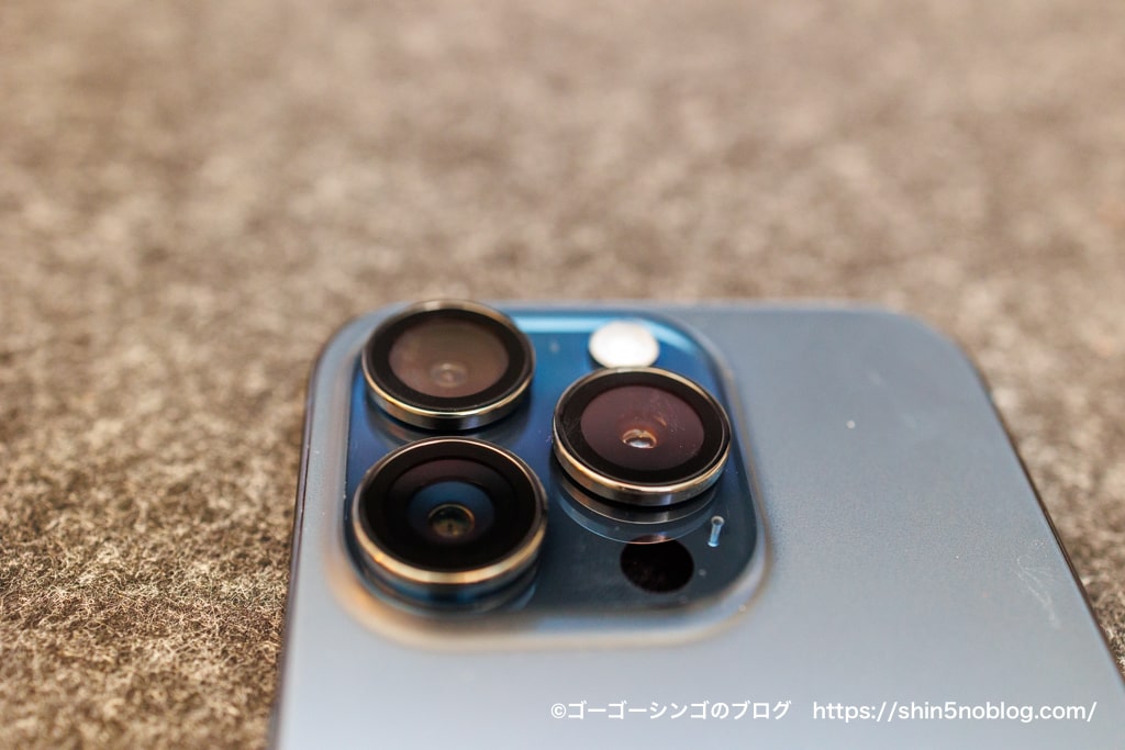 TORRAS iPhone 15 Pro 用 カメラフィルム LensGuardの装着例
