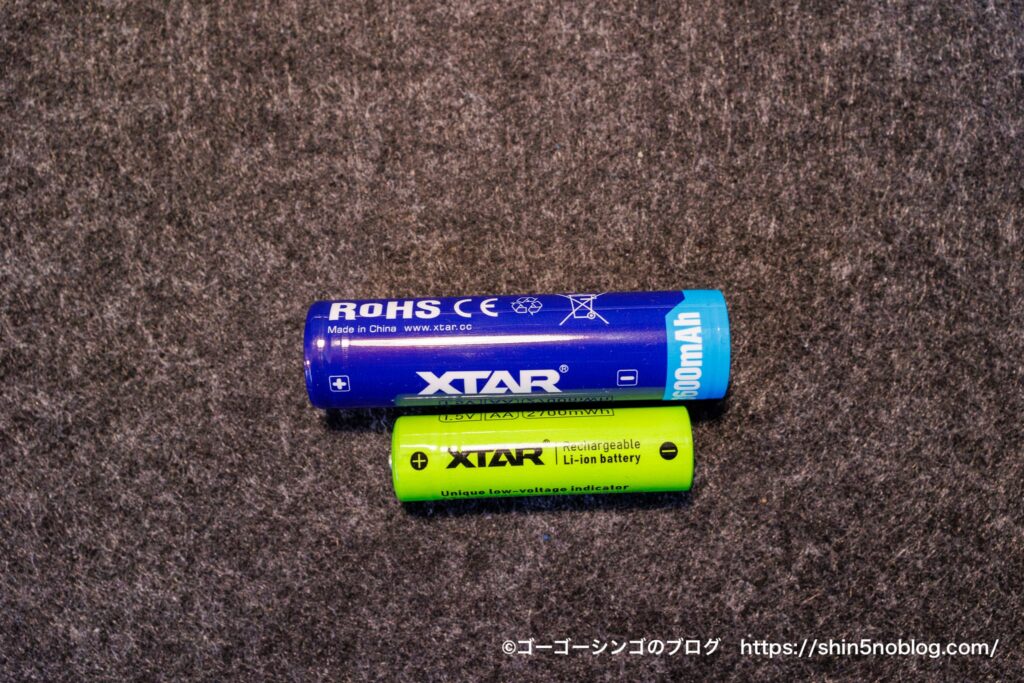 3.6V電池（上）と単4電池