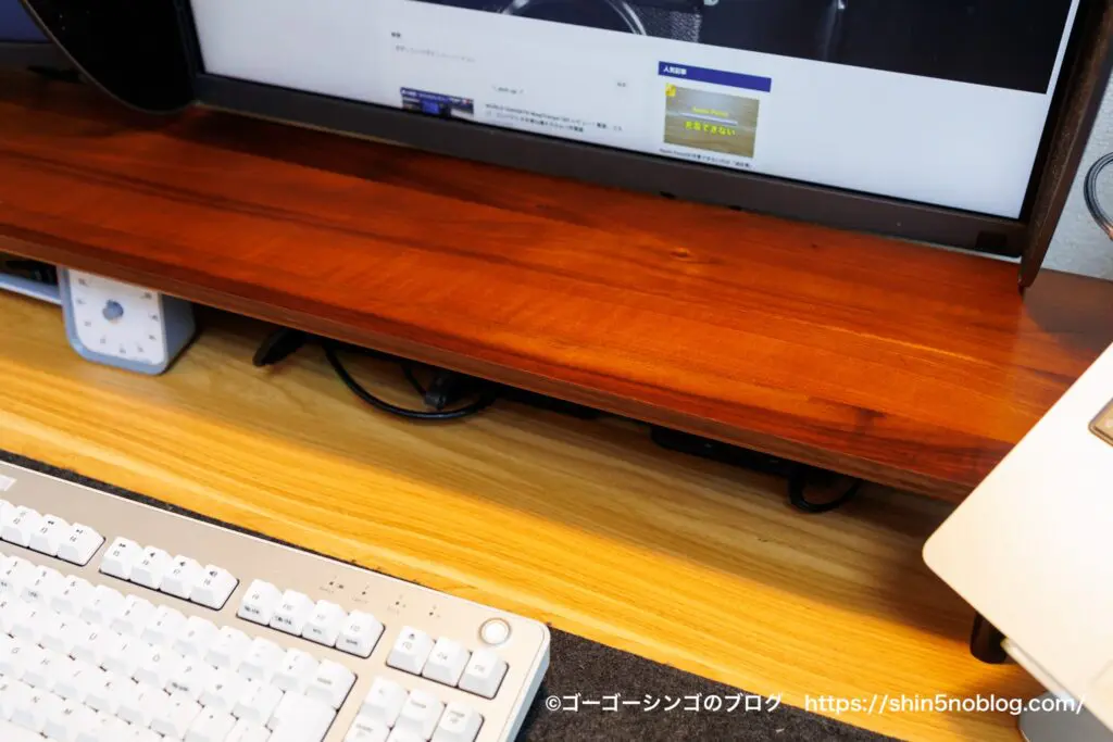 WORLD GADGETS ウォールナットデスクシェルフレビュー！無垢材で