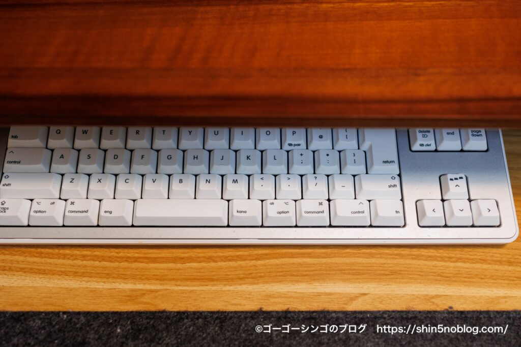 WORLD GADGETS ウォールナットデスクシェルフにキーボードを収納