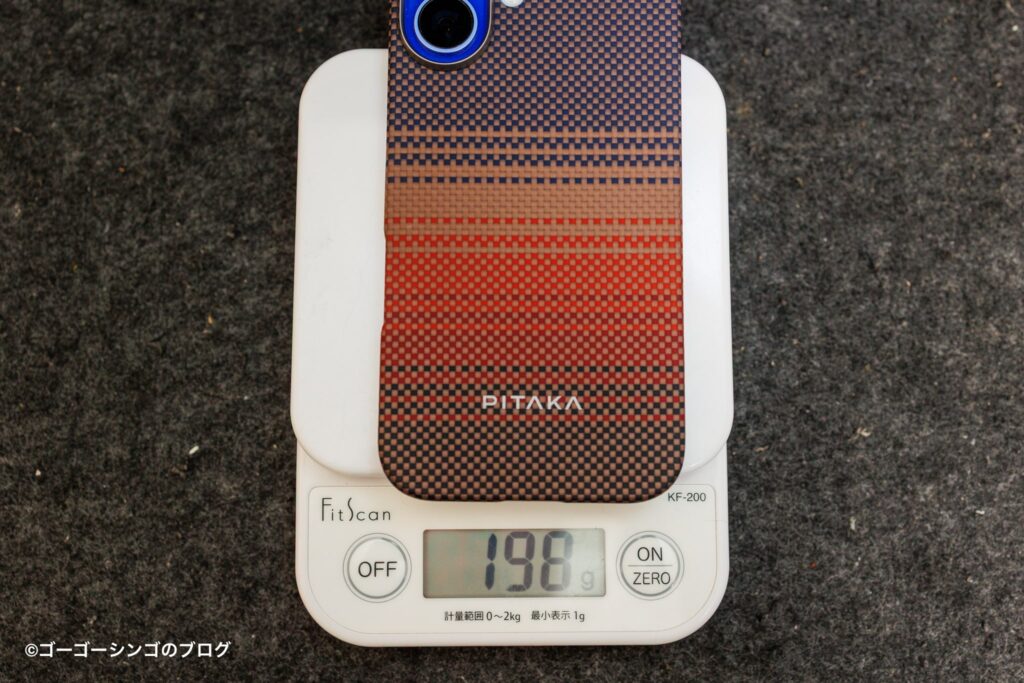 PITAKA iPhone 16 浮織ケースのiPhone 16との重さ