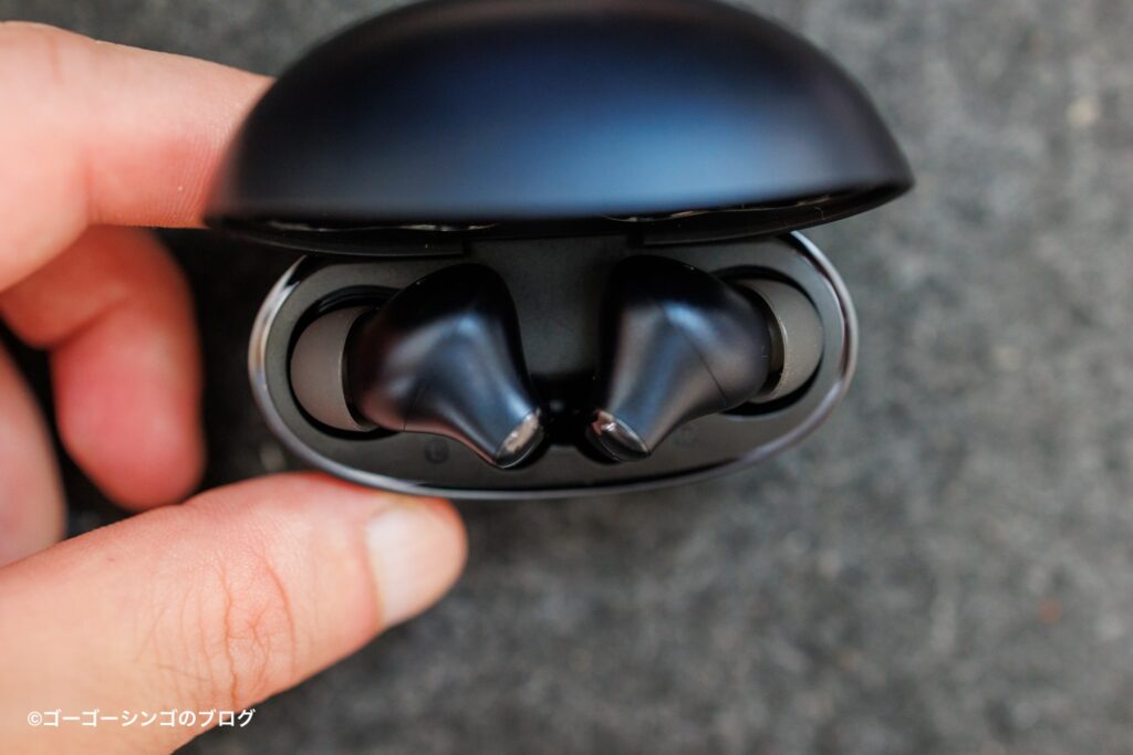 QCY MeloBuds N70はケースに入れる向きが逆向きで使いづらい