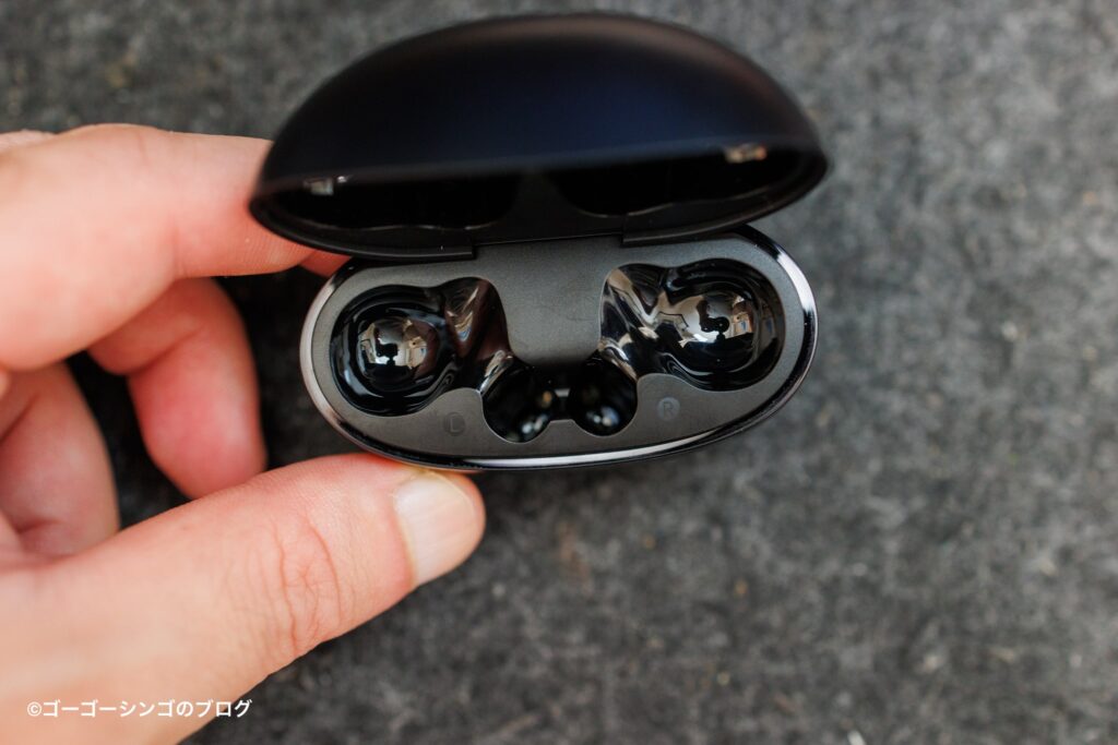 QCY MeloBuds N70はケースに入れる向きが逆向きで使いづらい