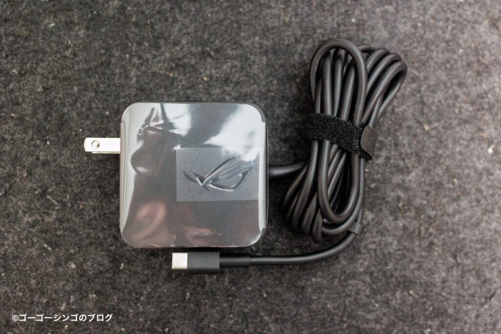 ASUS ROG Xbox Ally XとROG Xbox Allyの充電器とケーブル