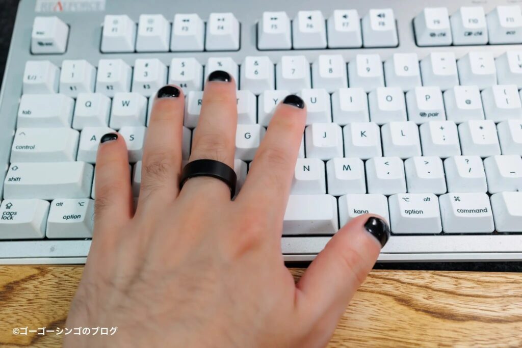 スマートリングを装着してる写真