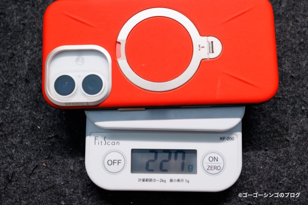 TORRAS Ostand Q3 レザートーンとiPhone 17の合計の重さ