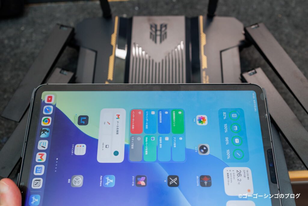 ZTE Inazuma BE7200 Pro+とiPadProの大きさ比べ