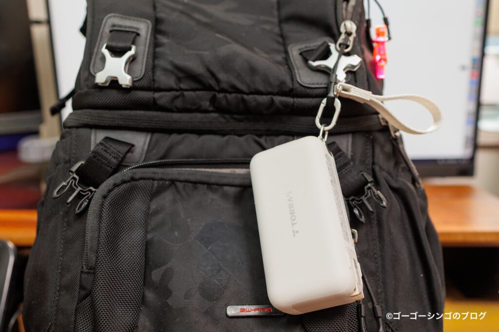 TORRAS FlexLine 3-in-1 Cubeはカラビナ付きで鞄に掛けられる