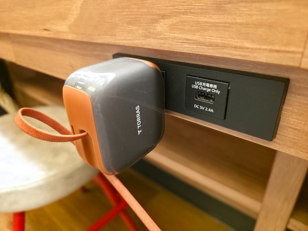 TORRAS FlexLine Pro 60Wは壁コンセントでも落下しない安定性